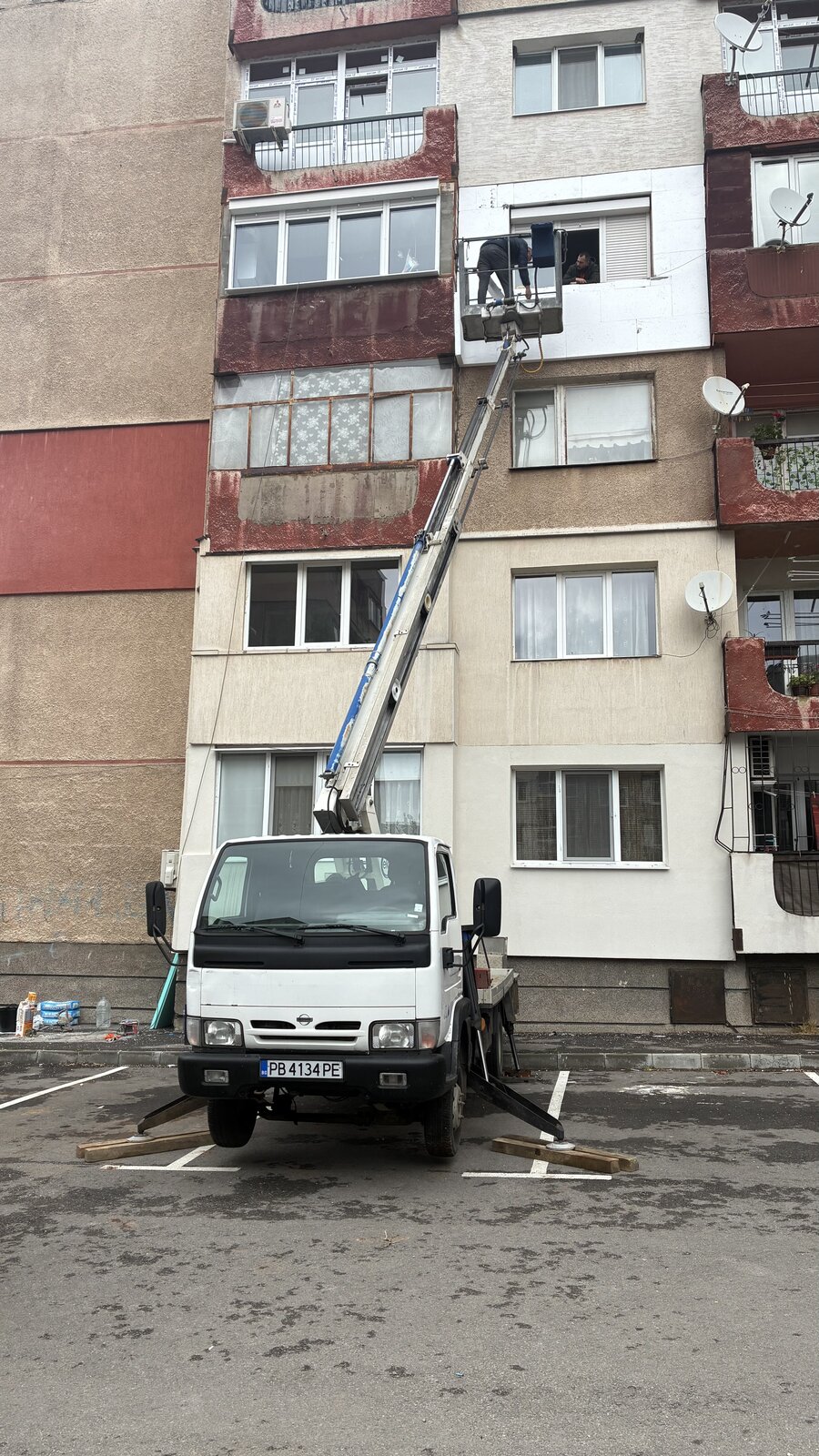 Достъп до фасада на жилищен блок с автовишка