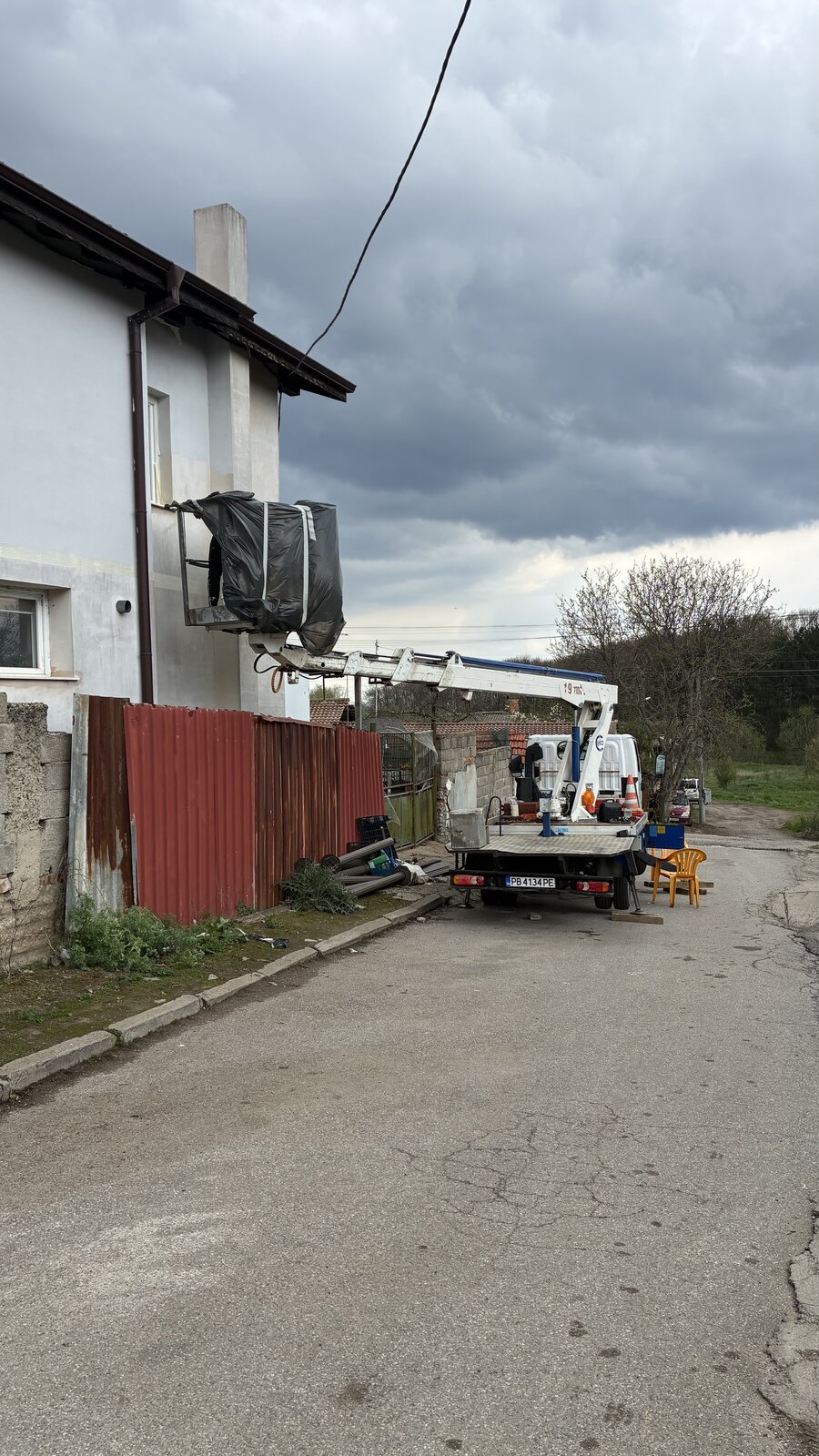 Работа по улук на къща с автовишка